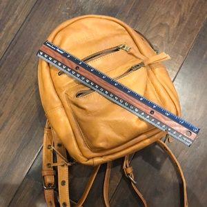 Wanderers mini Californian backpack in tan